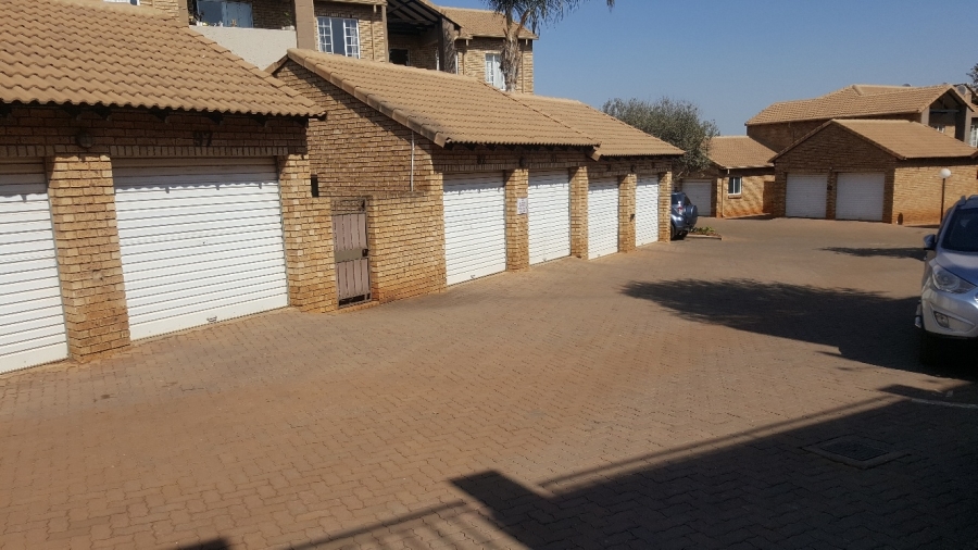 To Let 2 Bedroom Property for Rent in Die Hoewes Gauteng