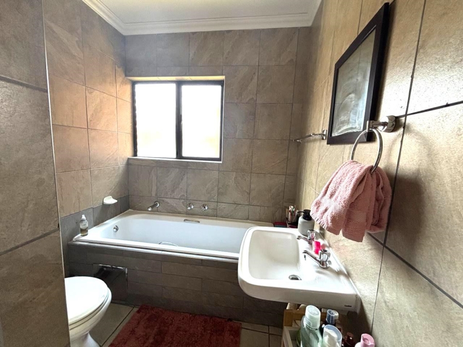2 Bedroom Property for Sale in Mondeor Gauteng
