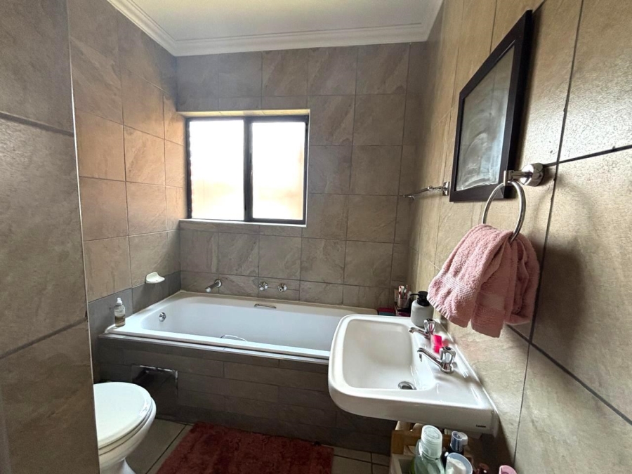 2 Bedroom Property for Sale in Mondeor Gauteng
