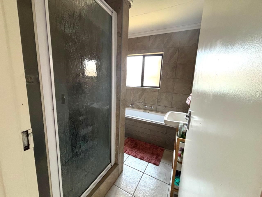 2 Bedroom Property for Sale in Mondeor Gauteng