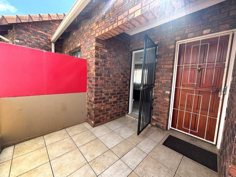 2 Bedroom Property for Sale in Mondeor Gauteng