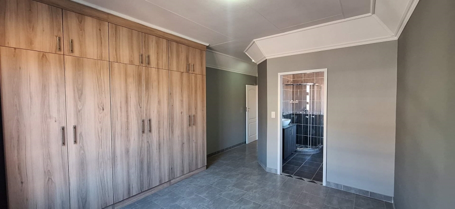 5 Bedroom Property for Sale in South Crest Gauteng