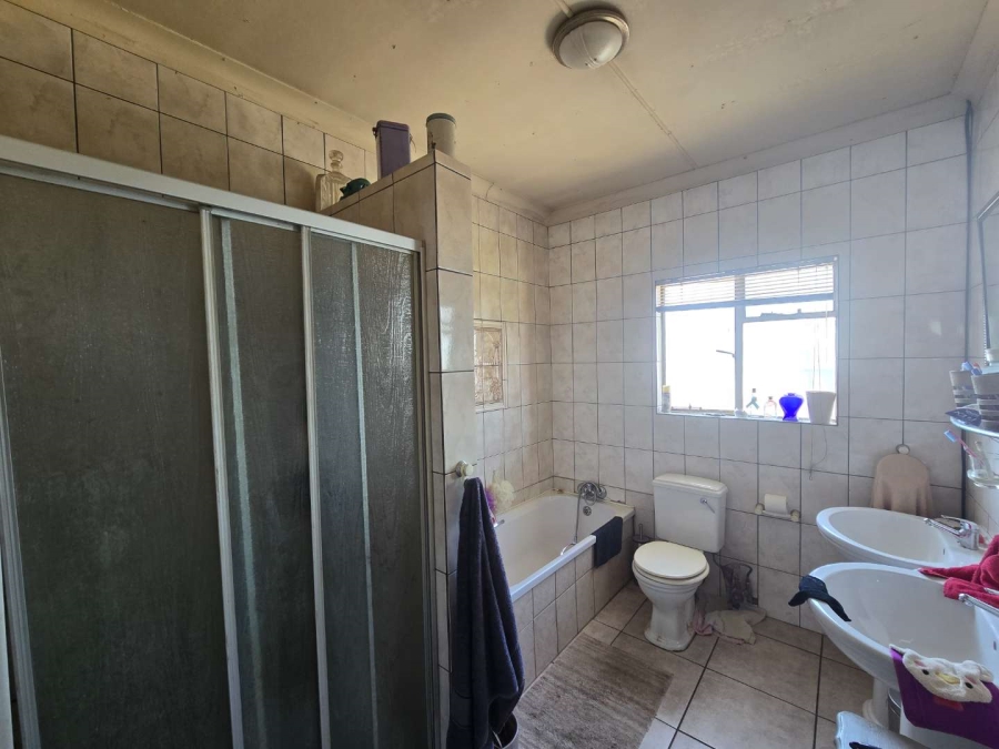 4 Bedroom Property for Sale in Glenanda Gauteng