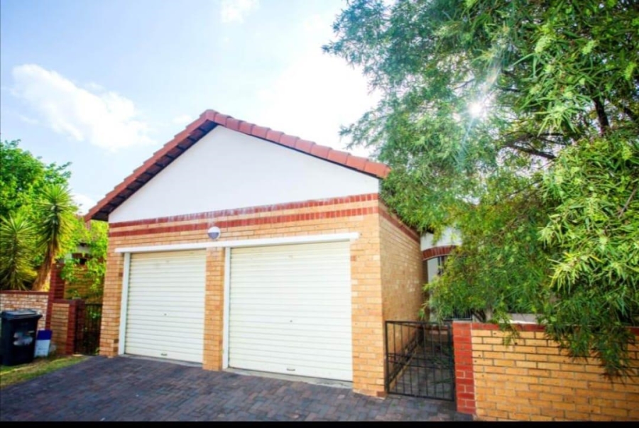 To Let 2 Bedroom Property for Rent in Noordwyk Gauteng