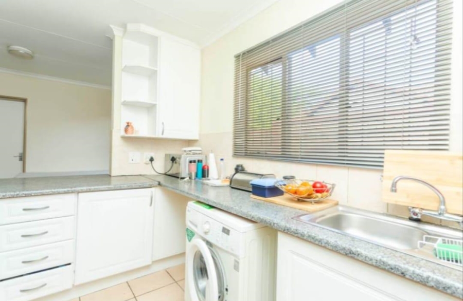 To Let 2 Bedroom Property for Rent in Noordwyk Gauteng