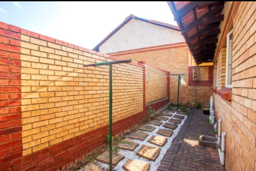 To Let 2 Bedroom Property for Rent in Noordwyk Gauteng