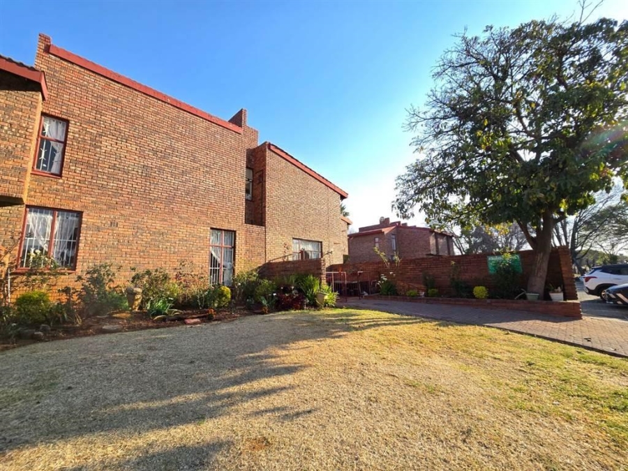2 Bedroom Property for Sale in Linmeyer Gauteng