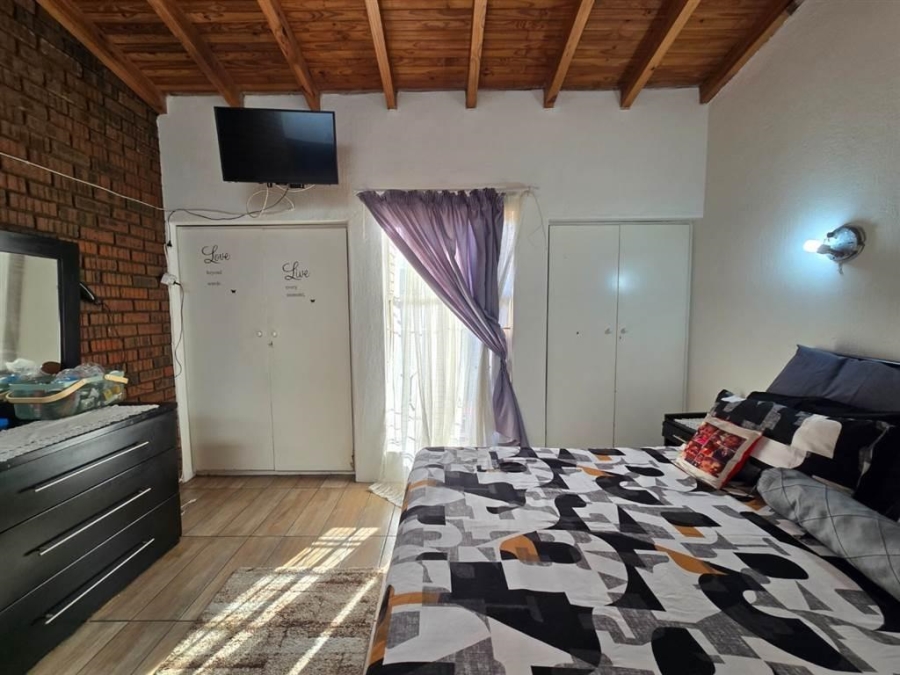 2 Bedroom Property for Sale in Linmeyer Gauteng
