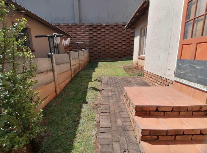 4 Bedroom Property for Sale in Mondeor Gauteng