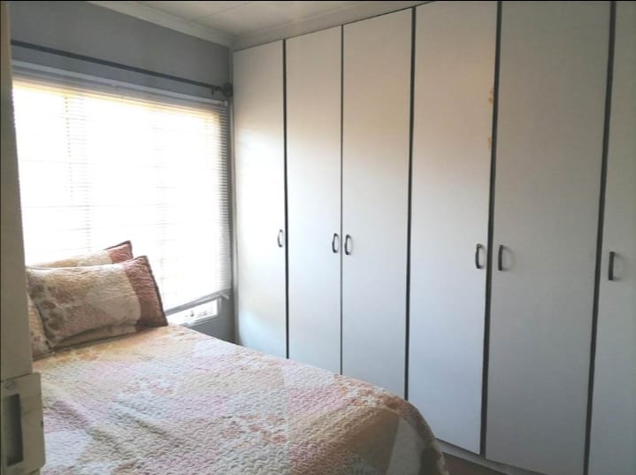 4 Bedroom Property for Sale in Mondeor Gauteng