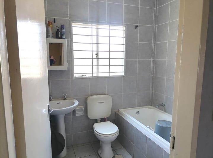 4 Bedroom Property for Sale in Mondeor Gauteng
