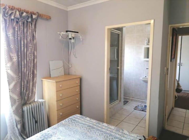 4 Bedroom Property for Sale in Mondeor Gauteng