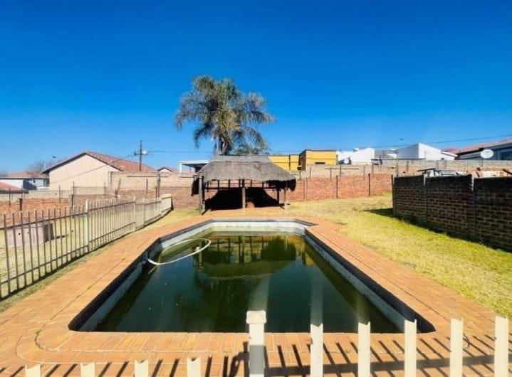 2 Bedroom Property for Sale in Mondeor Gauteng