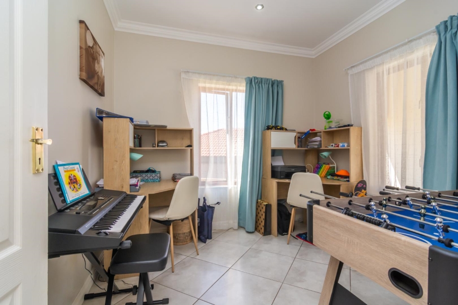 To Let 4 Bedroom Property for Rent in Homes Haven Gauteng