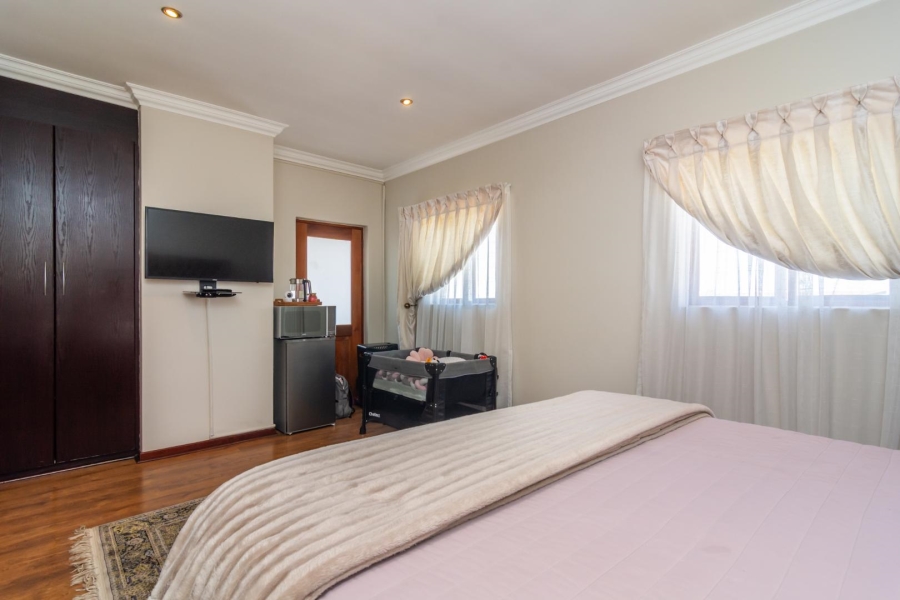 To Let 4 Bedroom Property for Rent in Homes Haven Gauteng