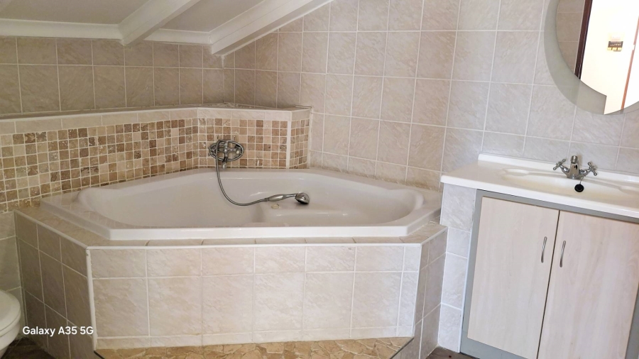 4 Bedroom Property for Sale in Ashlea Gardens Gauteng