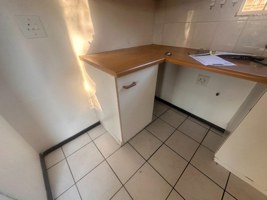 To Let 2 Bedroom Property for Rent in Fairland Gauteng