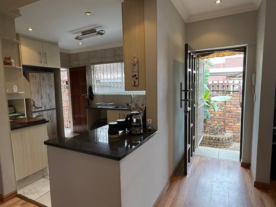 To Let 2 Bedroom Property for Rent in Discovery Gauteng