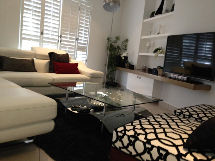 To Let 2 Bedroom Property for Rent in Sandhurst Gauteng