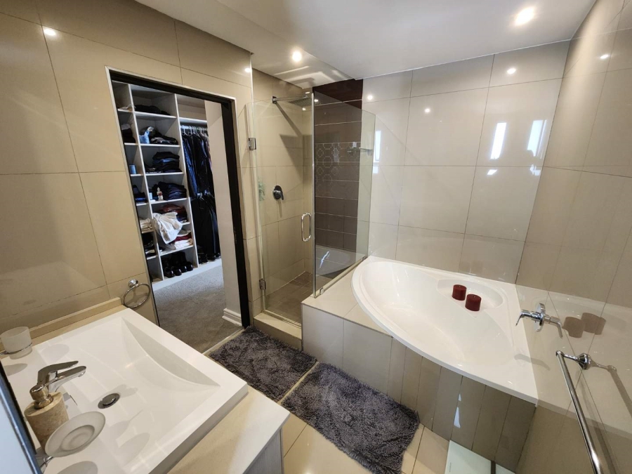 To Let 2 Bedroom Property for Rent in Saxonwold Gauteng
