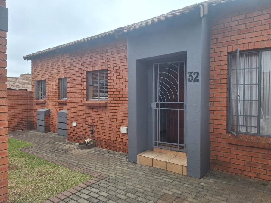To Let 2 Bedroom Property for Rent in Monavoni Gauteng