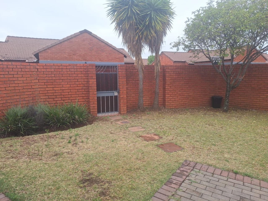 To Let 2 Bedroom Property for Rent in Monavoni Gauteng