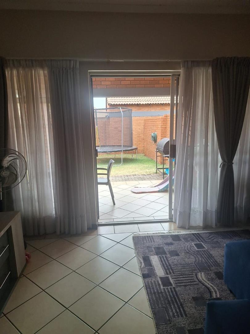 To Let 2 Bedroom Property for Rent in Monavoni Gauteng