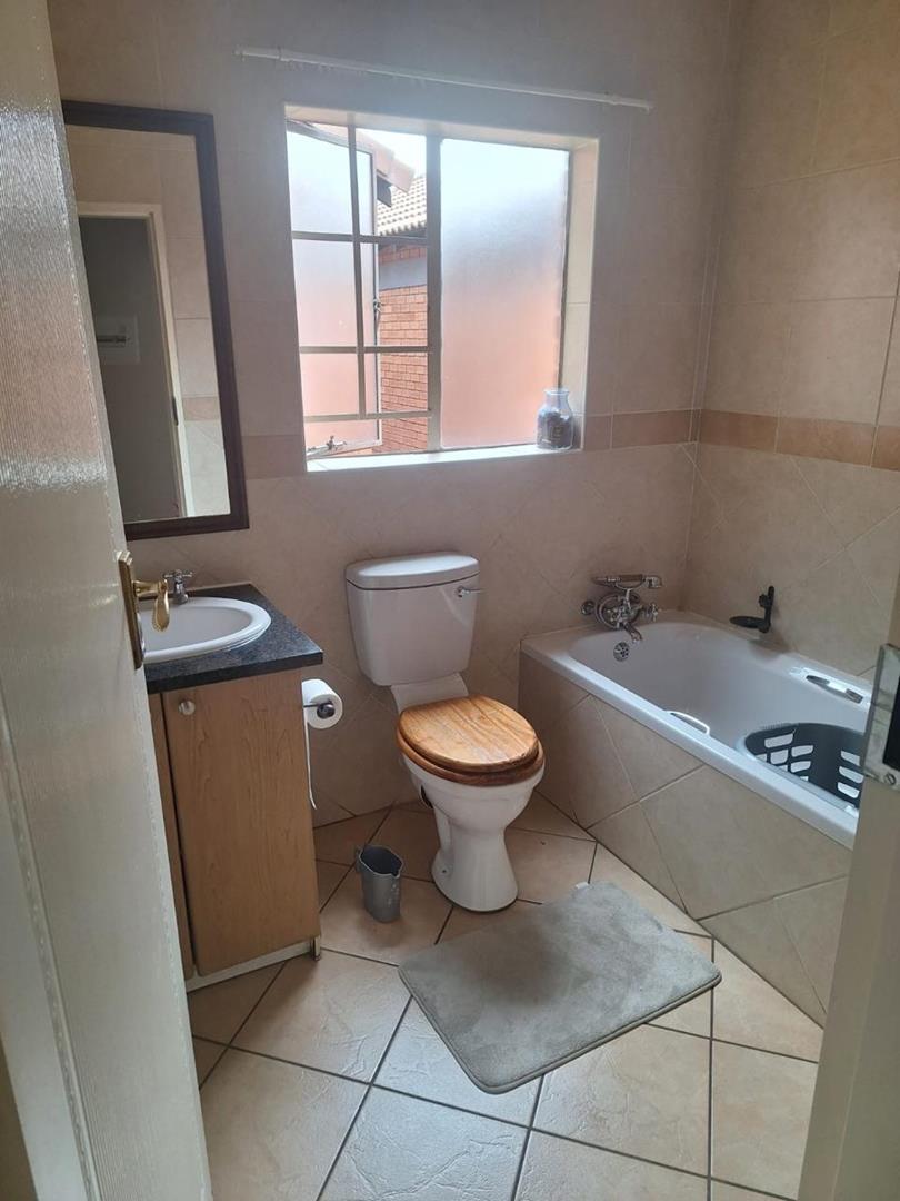 To Let 2 Bedroom Property for Rent in Monavoni Gauteng