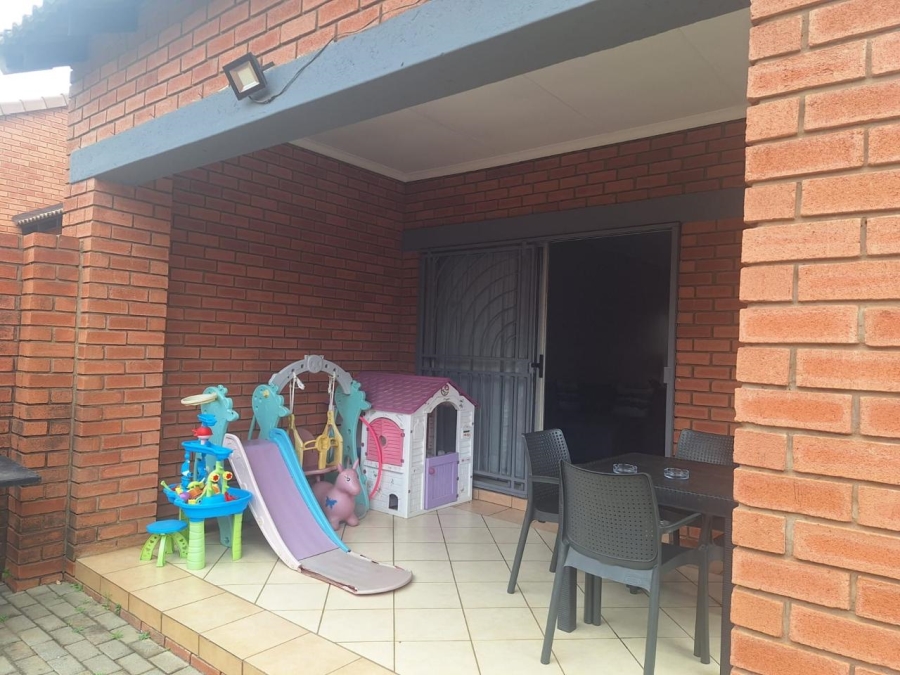 To Let 2 Bedroom Property for Rent in Monavoni Gauteng