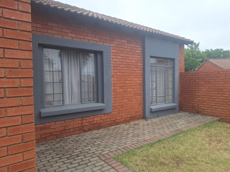To Let 2 Bedroom Property for Rent in Monavoni Gauteng