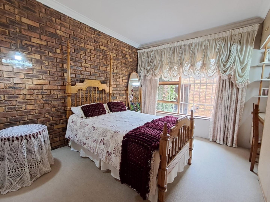 3 Bedroom Property for Sale in Mulbarton Gauteng