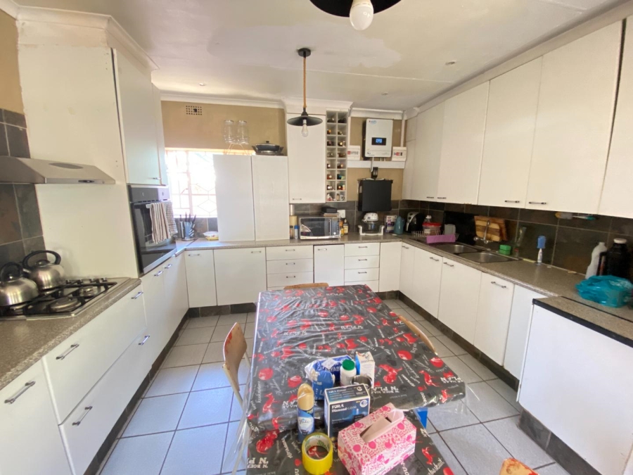4 Bedroom Property for Sale in Mondeor Gauteng