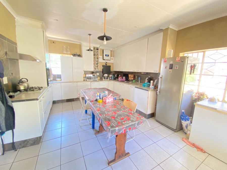 4 Bedroom Property for Sale in Mondeor Gauteng