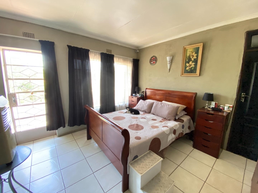 4 Bedroom Property for Sale in Mondeor Gauteng