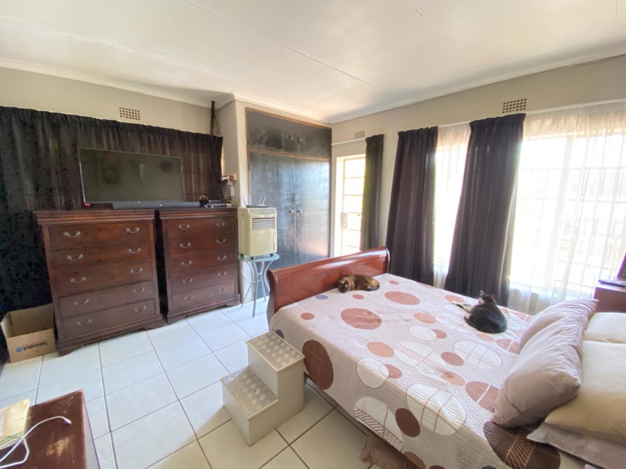 4 Bedroom Property for Sale in Mondeor Gauteng