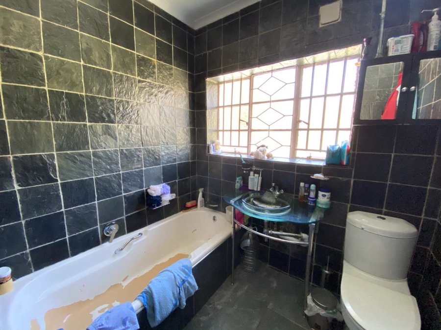 4 Bedroom Property for Sale in Mondeor Gauteng