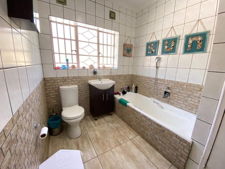 4 Bedroom Property for Sale in Mondeor Gauteng