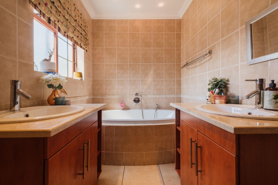 5 Bedroom Property for Sale in Pretorius Park Gauteng