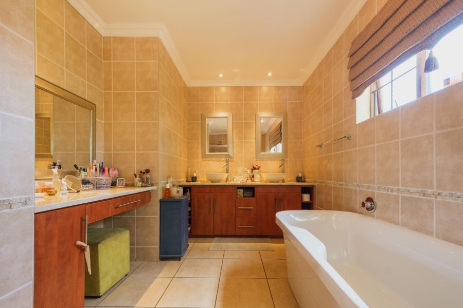 5 Bedroom Property for Sale in Pretorius Park Gauteng