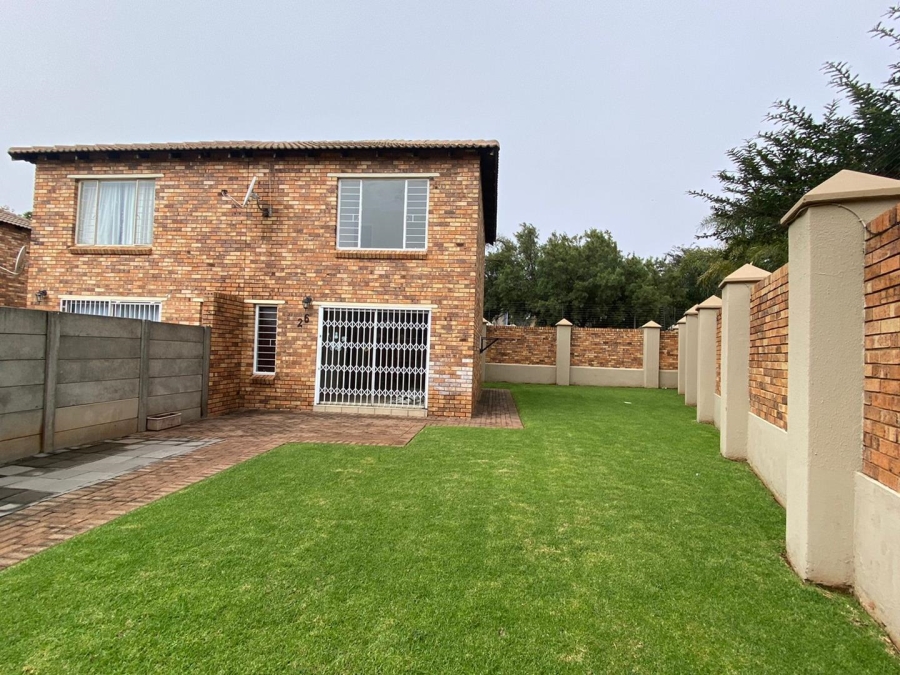 To Let 2 Bedroom Property for Rent in Florida Glen Gauteng