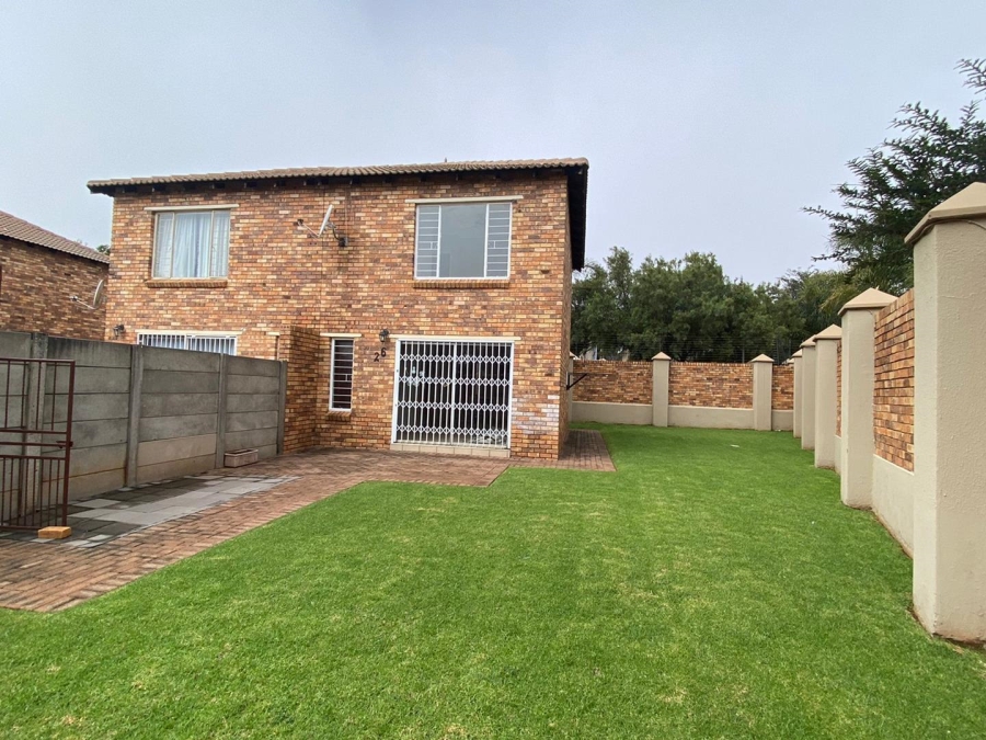 To Let 2 Bedroom Property for Rent in Florida Glen Gauteng