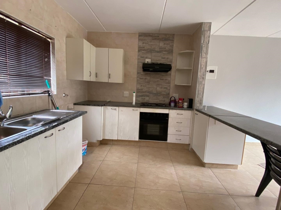 To Let 2 Bedroom Property for Rent in Florida Glen Gauteng