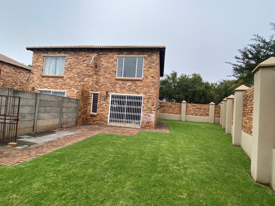 To Let 2 Bedroom Property for Rent in Florida Glen Gauteng