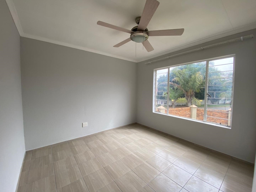 To Let 2 Bedroom Property for Rent in Florida Glen Gauteng