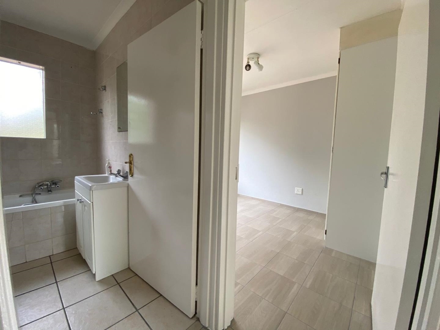 To Let 2 Bedroom Property for Rent in Florida Glen Gauteng