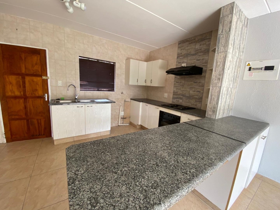 To Let 2 Bedroom Property for Rent in Florida Glen Gauteng