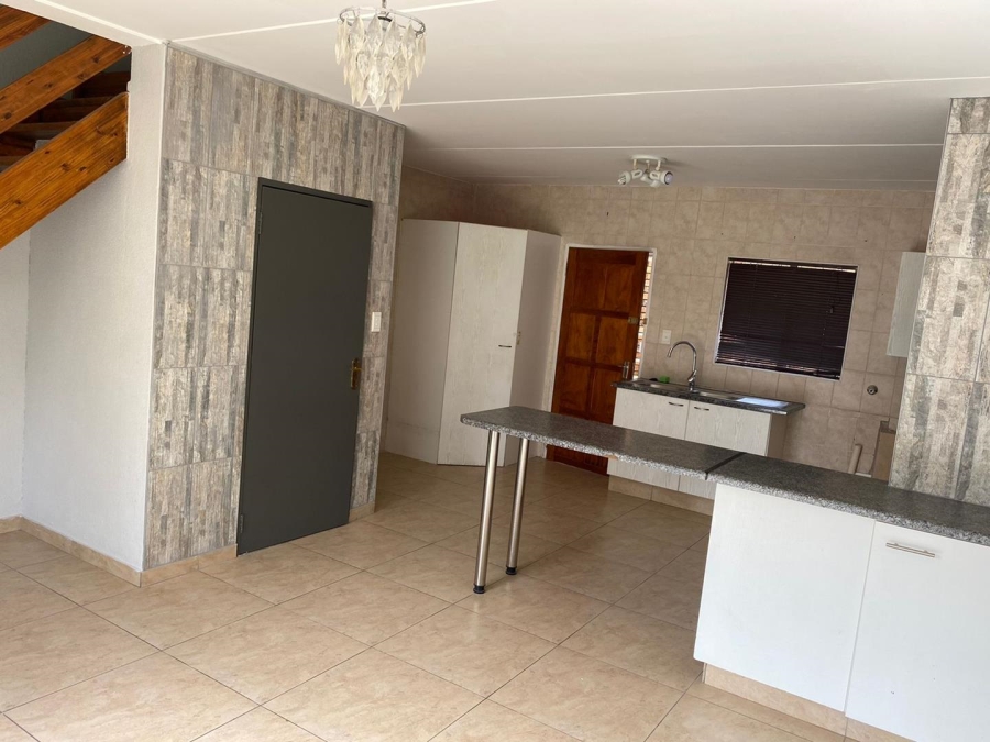 To Let 2 Bedroom Property for Rent in Florida Glen Gauteng