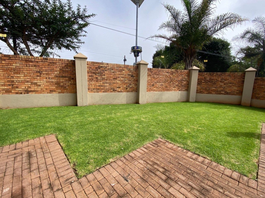 To Let 2 Bedroom Property for Rent in Florida Glen Gauteng