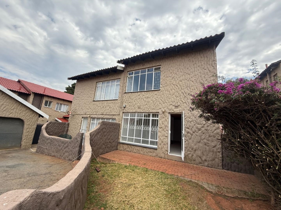 2 Bedroom Property for Sale in Constantia Kloof Gauteng