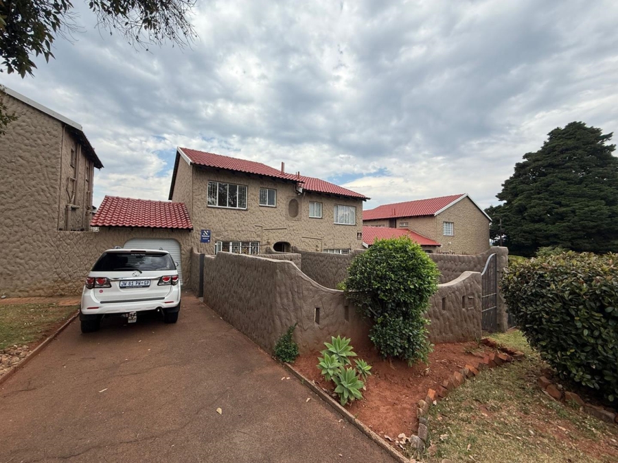 2 Bedroom Property for Sale in Constantia Kloof Gauteng